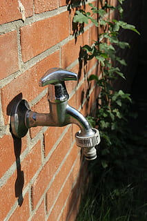 vandhane, murstens væg, mursten, murværk, Gardena, haveslange, have, støbning, vand, havearbejde, vanding, rør - rør, udendørs, ingen mennesker, sprøjtning, væg, metal, murbygningsfunktion, dag, natur, arkitektur, tæt på, fokus på forgrunden, sollys, bygget struktur, selektiv fokusering, forbindelse, bygning udvendig, hanen, maskine ventil, løbende vand, 5K