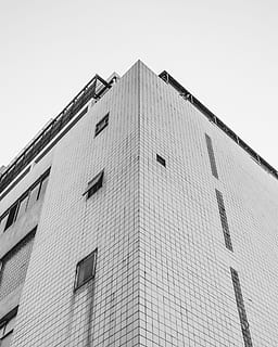 edificio in cemento grigio, alto edificio bianco, architettura, costruzione, cielo, angolo, modello, bianco e nero, minimo, simmetria, simmetrico, minimalismo, griglia, monocromatico, bandw, prospettiva, piastrella, pulito, viaggio, BNW, bianca, nero, struttura costruita, esterno dell'edificio, Inquadratura dal basso, cielo sereno, finestra, natura, giorno, città, nessuno, quartiere residenziale, all'aperto, parete, copia spazio, mattone, muro di mattoni, edificio per uffici esterno, alto - alto, appartamento, 2K, CC0, dominio pubblico, privo di copyright
