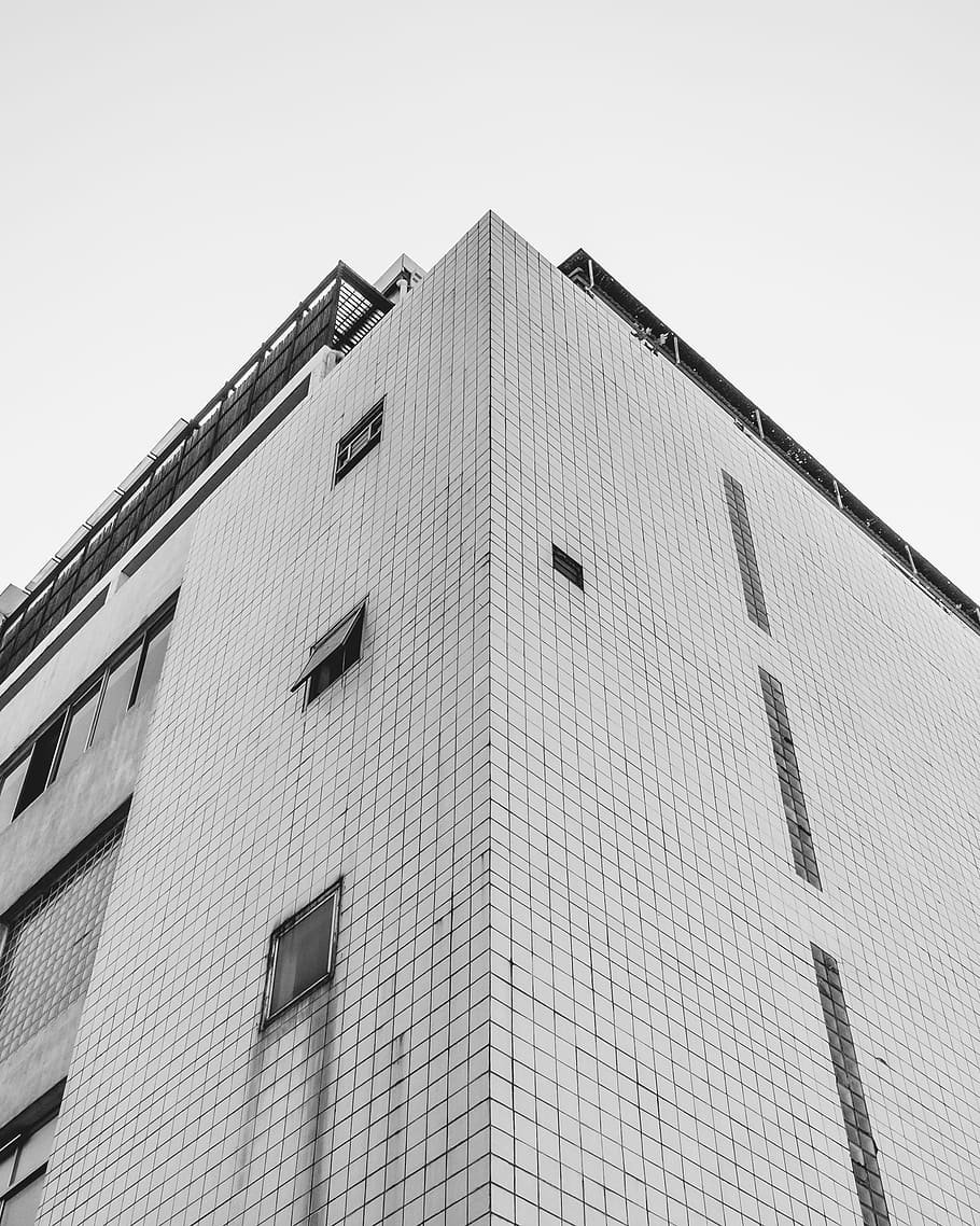 edificio in cemento grigio, alto edificio bianco, architettura, costruzione, cielo, angolo, modello, bianco e nero, minimo, simmetria, simmetrico, minimalismo, griglia, monocromatico, bandw, prospettiva, piastrella, pulito, viaggio, BNW, bianca, nero, struttura costruita, esterno dell'edificio, Inquadratura dal basso, cielo sereno, finestra, natura, giorno, città, nessuno, quartiere residenziale, all'aperto, parete, copia spazio, mattone, muro di mattoni, edificio per uffici esterno, alto - alto, appartamento, 2K