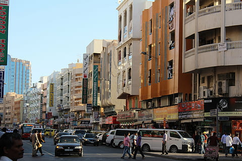 Arm, Dubai, u a e, Gebäude, die Architektur, Gebäudehülle, Stadt, gebaute Struktur, Transport, Transportmittel, Straße, Kraftfahrzeug, Auto, Landfahrzeug, Himmel, Menge, Wohngegend, Stadt leben, Natur, zufällige Menschen, Tag, Stadtstraße, draußen, Stadtbild, Bürogebäude außen, beschäftigt, Wohnung, 5K, CC0, gemeinfrei, lizenzfrei