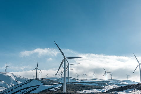 blanco, molino, nublado, cielo, nubes, naturaleza, montaña, aire, viaje, aventuras, generación de combustible y energía, conservación del medio ambiente, turbina eólica, temperatura fría, energía eólica, energía alternativa, invierno, energía renovable, nieve, turbina, ambiente, nube - cielo, tecnología, belleza en la naturaleza, paisaje, recursos sustentables, azul, poder en la naturaleza, viento, nadie, al aire libre, electricidad, fuente de alimentación, Montaña cubierta de nieve, 5K