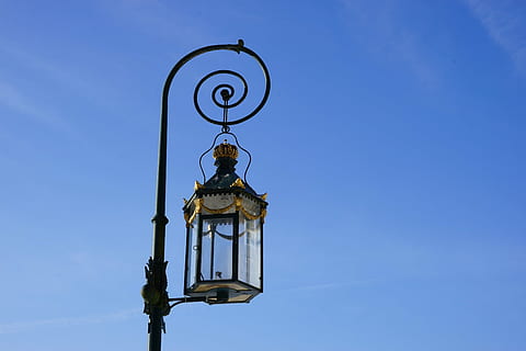 luminária, leve, iluminação, lanterna, iluminação externa, azul, equipamento de iluminação, visão de baixo ângulo, céu, arquitetura, estrutura construída, natureza, céu limpo, ninguém, dia, rua, iluminação pública, torre, Tempo, metal, exterior do edifício, relógio, ao ar livre, construção, lâmpada elétrica, 5K, CC0, domínio público, royalty free