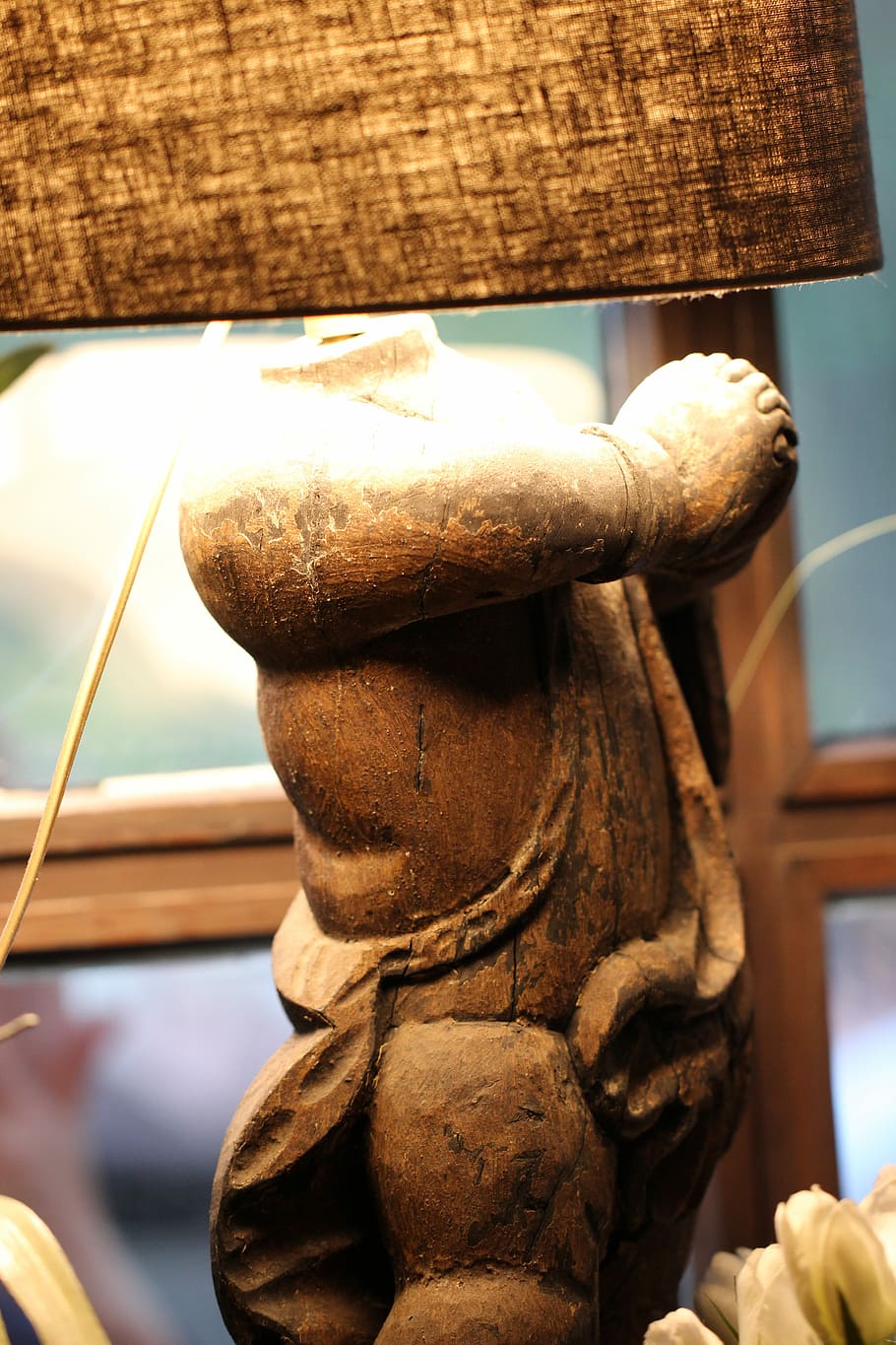 tæt, makro, lampe, deco, figur, lys, munk, træ, udhugget, lampeskærm, statue, historie, skulptur, tæt på, fokus på forgrunden, træ - materiale, repræsentation, Kunst og håndværk, menneskelig repræsentation, ingen mennesker, kreativitet, mandlig lighed, håndværk, dag, arkitektur, lav vinkel visning, udendørs, gammel, bygget struktur, natur, religion, 5K