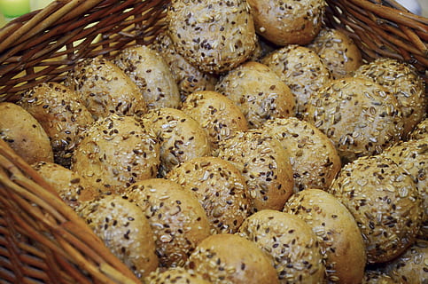 rollen, Korn, Brot, Körner, Lebensmittel, Getreidebrot, Backwaren, Bäckerei, gesund, knusprig, kleine Kuchen, backen, Grundnahrungsmittel, Essen und Trinken, Nahansicht, keine Leute, Frische, gesundes Essen, Korb, Stillleben, Container, große gruppe von gegenständen, braun, gebacken, High Angle View, Korbweide, Wohlbefinden, selektiver Fokus, drinnen, Fülle, Tag, 4K, CC0, gemeinfrei, lizenzfrei
