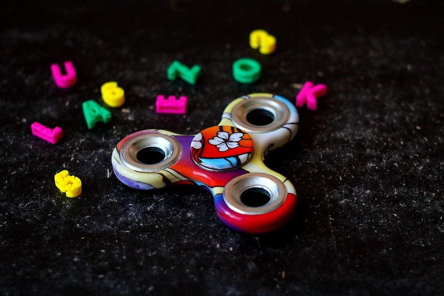 spinner, joc, lletres, fons, motiu floral, pètals, joguina, multicolor, primer pla, natura morta, cap gent, vista d’angle alt, enfocament selectiu, creativitat, a l'interior, representació, representació animal, taula, art i artesania, plàstic, variació, dia, centrar-se en primer pla, grup d'objectes, fet per l'home, agressió, 1080P