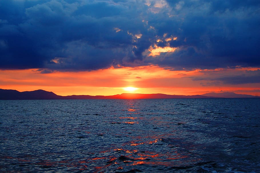 foto, posta de sol, gran, cos, aigua, núvols, vespre, tarda, cel de la nit, paisatge, muntanyes, naturalesa, oceà, a l'aire lliure, reflexions, mar, paisatge marí, vora del mar, silueta, cel, sol, onades, fotografia gran angular, núvol - cel, bellesa a la natura, escenics - natura, tranquil·litat, escena tranquil·la, cel dramàtic, medi ambient, horitzó, cap gent, idíl·lic, horitzó sobre l’aigua, horitzó urbà, 2K