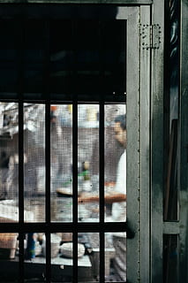 grau, Stahltürrahmen, Küche, Bildschirm, Tür, Koch, stehlen, Metall, Mann, Restaurant, dunkel, Straße, Australien, St Kilda, fujinon, 56mm, xt2, fujifilm, Farbe, abstrakt, Silhouette, Fenster, Glas - Material, transparent, die Architektur, Gebäude, gebaute Struktur, keine Leute, Tag, Gebäudehülle, Sicherheit, draußen, Reflexion, Fokus auf den Vordergrund, Schutz, Nahansicht, Eingang, Glas, Fensterrahmen, 5K, CC0, gemeinfrei, lizenzfrei