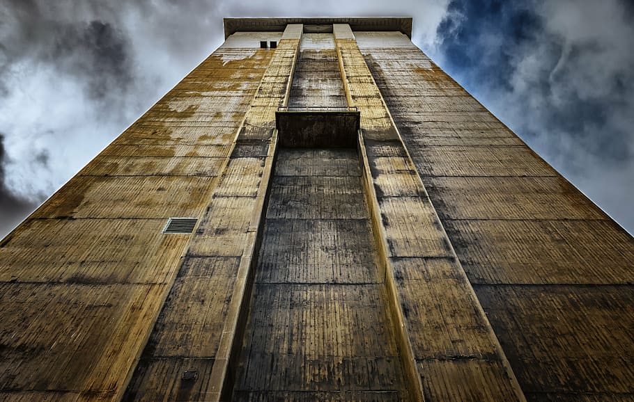 fotografia d'angle baix, edifici, torre, fàbrica, Headframe, amenaçador, indústria, planta industrial, factura, alt, enorme, la meva, paret, concret, fred, impressionant, fosc, babel, por, malson, superior, llocs perduts, pforphoto, cel, arquitectura, núvol - cel, exterior de l'edifici, estructura construïda, cap gent, naturalesa, material de fusta, vista d’angle baix, dia, a l'aire lliure, ciutat, alta - alta, apartament, destinacions de viatge, núvol, directament a sota, gratacels, 5K