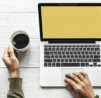 személy, holding, csésze, kávé, használva, macbook, pro, elemzés, üzleti, közlés, számítógép, kapcsolat, másolási hely, eszköz, digitális, itthon, fontos, Internet, billentyűzet, hordozható számítógép, életmód, vezetés, értékesítés, tejes tea, reggel, hálózat, jegyzetfüzet, hivatal, közösségi média, technológia, munka, munkaterület, emberi kéz, vezeték nélküli technológia, kéz, ital, asztal, felüdítés, használ laptop, egy ember, számítógép tartozék, kávéital, bögre, emberi testrész, testrész, ujj, gépelés, 2K, CC0, közkincs, jogdíjmentes