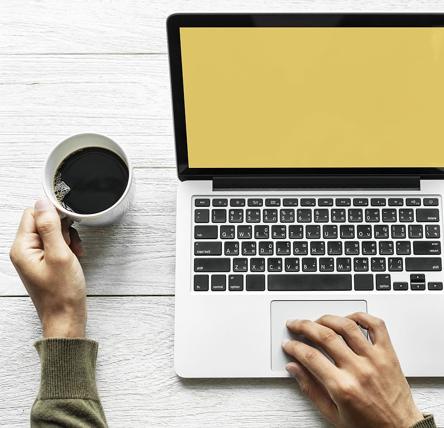 Person, halten, Tasse, Kaffee, mit, MacBook, Profi, Analyse, Geschäft, Kommunikation, Computer, Verbindung, kopieren sie platz, Gerät, Digital, Zuhause, wichtig, Internet, Tastatur, Laptop, Lebensstil, Verwaltung, Marketing, Milchtee, Morgen, Netzwerk, Notizbuch, Büro, sozialen Medien, Technologie, Arbeit, Arbeitsplatz, menschliche Hand, kabellose Technologie, Hand, Getränk, Tabelle, Erfrischung, mit laptop, eine Person, Computerausrüstung, Kaffee trinken, Becher, menschliches Körperteil, Körperteil, Finger, Tippen, 2K