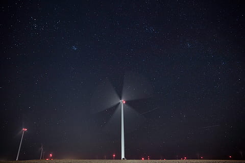 fotografia de moinho de vento branco, moinho de vento branco, fotografia, noite, Sombrio, iluminado, ao ar livre, turbina de vento, ninguém, céu, moinho de vento, estrela - espaço, espaço, astronomia, galáxia, beleza na natureza, scenics - natureza, natureza, campo de estrelas, Estrela, visão de baixo ângulo, Ciência, infinidade, tranquilidade, constelação, espaço e astronomia, 5K, CC0, domínio público, royalty free