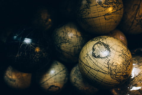 redondo, beige, negro, decoraciones del mundo, de cerca, fotografía, blanco y negro, mucho mundo, escritorio, globo, mucho, mapa, tierra, mundo, baratija, esfera, globo - objeto hecho por el hombre, nadie, planeta - espacio, bola, adentro, deporte, día, naturaleza muerta, centrarse en primer plano, modelo, grupo mediano de objetos, envase, grupo de objetos, comida y bebida, diseño, planeta Tierra, naturaleza, enfoque selectivo, dirección, la vida nocturna, 1080P, CC0, dominio público, libre de derechos