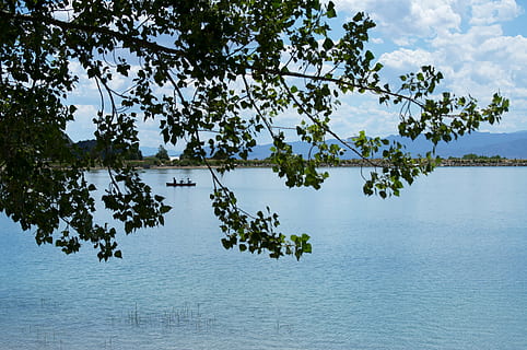 lago, canoa, hojas, azul, nubes, cielo, naturaleza, árbol, agua, planta, belleza en la naturaleza, paisajes - naturaleza, tranquilidad, día, escena tranquila, crecimiento, frente al mar, nadie, rama, mar, escena no urbana, idílico, nube - cielo, al aire libre, 2K, CC0, dominio público, libre de derechos