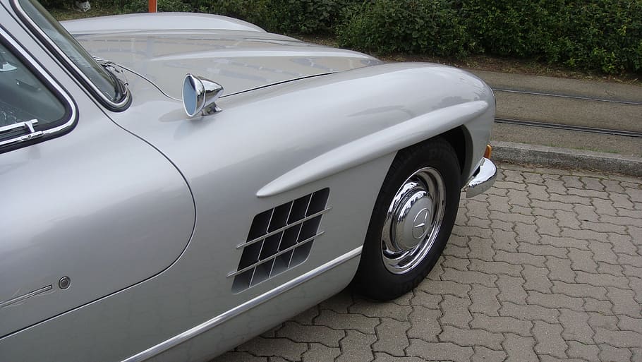 Oldtimer, Silber-, Mercedes, Kraftfahrzeug, Transportmittel, Auto, Transport, Landfahrzeug, silberfarben, Rad, Metall, glänzend, Straße, Reifen, Sportwagen, Scheinwerfer, persönliches Landfahrzeug, Fahren, Stadt, Silber - Metall, Reflexion, Luxus, Chrom, 2K