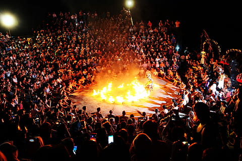 kecak tanec, bali, -, Indonésie, přeplněný, lidé, sledování, výstava kruhového ohně, noční dobu, show, výkon, oheň, plameny, prsten, dav, skupina lidí, velká skupina lidí, noc, skutečných lidí, umělecká kultura a zábava, publikum, hledá, muži, událost, svítí, umělecká událost, divák, ženy, jednotnost, oslava, životního stylu, festival, etapa, hudební festival, vzrušení, 4K, CC0, veřejná doména, bez autorských práv