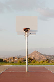 basketball bane, hvid, Brun, basketball system, ret, omgivet, grøn, planter, dagtimerne, bjerg, net, ring, stolpe, tåge, ingen mennesker, vej, himmel, dag, landskab, transportmidler, sky - himmel, natur, udendørs, skilt, miljø, ørken, jord, ro, gade, tom, symbol, basketball - sport, skønhed i naturen, blank, 4K, CC0, offentligt domæne, royaltyfrie