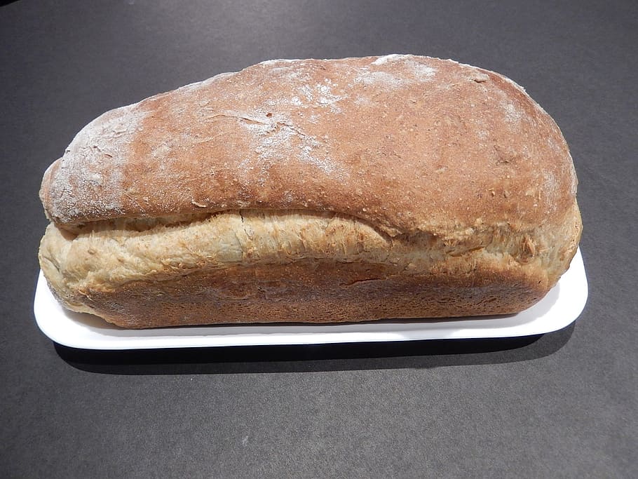 multi gra, pa, civada, blat de moro, blat, frescor, menjar i beguda, menjar, natura morta, a l'interior, primer pla, tir de l'estudi, marró, al forn, taula, fons negre, cap gent, llesca de pa, vista d’angle alt, benestar, sol objecte, llest per menjar, placa, alimentació saludable, esmorzar, pa marró, temptació, berenar, 1080P