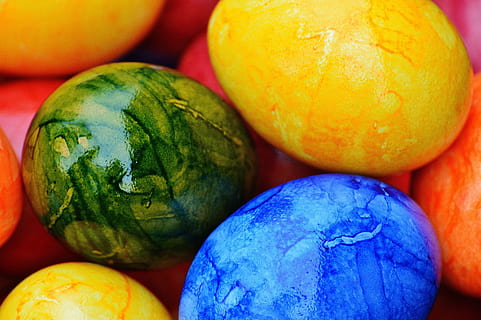 Paști, oua de Paste, colorat, Paste Fericit, ou, culoare, alimente, mancare si bautura, mâncat sănătos, bunăstare, prospeţime, nici o persoana, fruct, a închide, Culoarea verde, celebrare, multi colorate, grup de obiecte, cadru complet, fundaluri, piaţă, stil de viata sanatos, să se concentreze asupra primelor elemente, studio shot, grămadă, alegere, mancare vegetariana, 5K, CC0, domeniu public, fără drepturi de autor