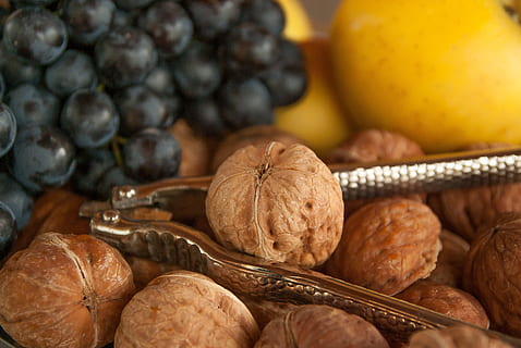 llavors de nou negre, trencaclosques, raïm, vinya, pomes, fruits secs, fruites de tardor, menjar, menjar i beguda, alimentació saludable, frescor, fruita, benestar, cap gent, tardor, menjar dolç, al forn, fruites de baies, cítrics, estil de vida saludable, cistella, abundància, naturalesa, planta, primer pla, casolà, acció de gràcies, 2K, CC0, domini públic, lliure de regalies