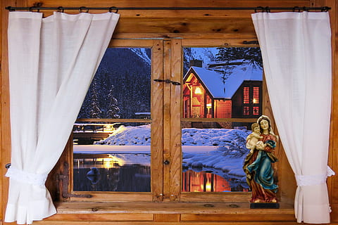 religiøs, figur, vindue panel, arkitektur, vindue, outlook, gardin, trævinduer, karm, vinter, landskab, sø, sne, maria, jesus, Jomfru Maria, spejling, belyst, indendørs, ingen mennesker, bygget struktur, træ - materiale, natur, bygning, skumring, dekoration, Kunst og håndværk, rejsemål, ferie, Hotel, belysningsudstyr, hængende, rejse, tekstil, luksus, 2K, CC0, offentligt domæne, royaltyfrie