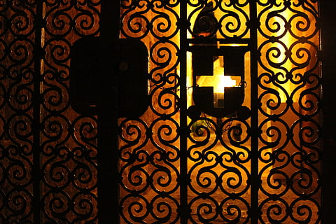 attraversare, luce, vecchio, cancello, religione, splendore, decorazione, color oro, ornato, illuminato, in casa, modello, design, raggiante, nessuno, attrezzatura per l'illuminazione, candela, tecnologia, avvicinamento, caratteristica della parete, ardente, forma, fotogramma intero, stanza domestica, sfondi, elettricità, calore - temperatura, buio, forma geometrica, lampada elettrica, 4K