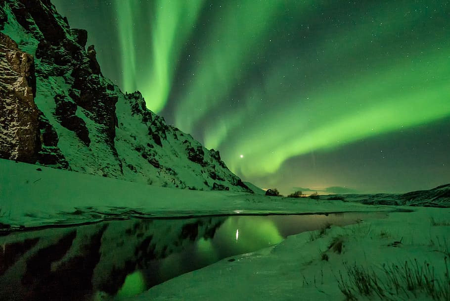 llums verdes del nord, neu, hivern, blanc, fred, temps, gel, arbres, plantes, naturalesa, aurora boreal, núvols, cel, aigua, riu, verd, muntanya, color verd, aurora polaris, escenics, nit, tranquil·litat, bellesa a la natura, cap gent, escena tranquil·la, temperatura de fred, escenics - natura, medi ambient, reflexió, idíl·lic, paisatge, Serra, astronomia, muntanya nevada, lluminositat, 2K