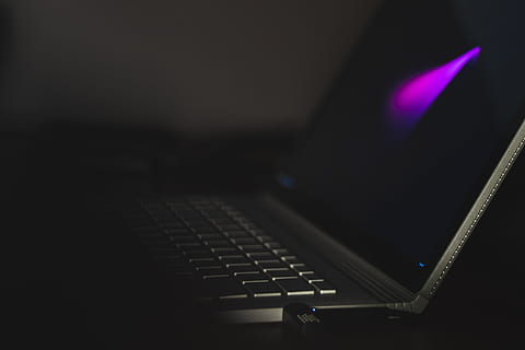 acceso, grigio, computer portatile, scrivania, il computer portatile, computer, del browser, ricerca, studia, scuola, attività commerciale, lavoro, bianco e nero, buio, musica, illuminato, tecnologia, in casa, cultura artistica e intrattenimento, notte, tastiera, strumento musicale, attrezzatura per l'illuminazione, avvicinamento, pianoforte, attrezzatura musicale, una persona, concentrarsi sulle conoscenze acquisite, comunicazione, luce, strumento a tastiera, tasto del pianoforte, materiale elettrico, 5K, CC0, dominio pubblico, privo di copyright