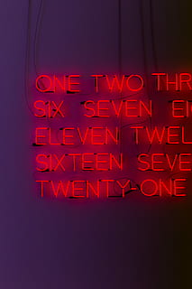 rot, LED, leichte Wanddekoration, Neon-, Text, Kommunikation, westliche Schrift, Kreativität, beleuchtet, keine Leute, Zeichen, Großbuchstabe, Studioaufnahme, drinnen, positive Emotionen, farbiger Hintergrund, Pfeilsymbol, Verbindung, Technologie, glühend, Blau, schwarzer Hintergrund, Botschaft, 5K, CC0, gemeinfrei, lizenzfrei