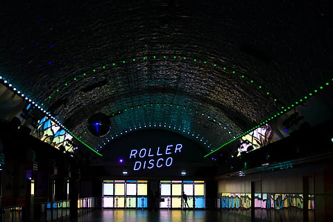 sala da ballo della discoteca del rullo, rullo, discoteca, stadio, buio, dentro, Palestra, costruzione, specchio, bicchiere, cupola, notte, illuminato, mezzi di trasporto, comunicazione, in casa, struttura costruita, architettura, neon, nessuno, città, testo, sceneggiatura occidentale, cartello, soffitto, attrezzatura per l'illuminazione, Inquadratura dal basso, informazione, segno di informazione, modo di trasporto, simbolo della freccia, arco, sottopassaggio, vita notturna, 2K, CC0, dominio pubblico, privo di copyright