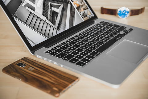 přenosný počítač, otočil, šedá, Černá, laptop, analogový, hodinky, telefon, obrazovka, klávesnice, počítač, tech, mac, macbook pro, vinobraní, mobilní telefon, obrazovka počítače, oneplu, notebook, podnikání, kancelář, rozložení kanceláře, lavice, lavice plochá, stolní příslušenství, rozložení stolu, technologie, bezdrátové technologie, sdělení, stůl, uvnitř, nikdo, spojení, detail, dřevo - materiál, vysoký úhel pohledu, stálý život, nábytek, počítačové vybavení, selektivní zaměření, studio shot, 5K, CC0, veřejná doména, bez autorských práv