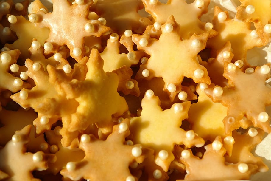 cookie, asterisc, enfornar, hora de nadal, dolç, deliciós, mossegada, ausstecherle, estrella, decorat, ornament, comptes, tallador de galetes, cookies, petits pastissos, Nadal, forma, galetes de Nadal, massa d’enus, menjar i beguda, menjar, primer pla, cap gent, frescor, groc, a l'interior, natura morta, Munt, berenar, fons, color daurat, marc complet, gran grup d'objectes, al forn, directament a sobre, festa, menjar dolç, fusió, esmorzar, 5K