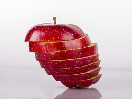 orizzontale, affettato, rosso, Mela, bianca, superficie, Mela rossa, superficie bianca, oggetto, mele affettate, idea, creatività, colore, frutta, mela - frutto, cibo, freschezza, maturo, mangiare sano, cibo e bevande, nessuno, singolo oggetto, girato in studio, benessere, sfondo bianco, in casa, avvicinamento, stelo vegetale, natura morta, fetta, natura, succoso, cibo dolce, 4K, CC0, dominio pubblico, privo di copyright
