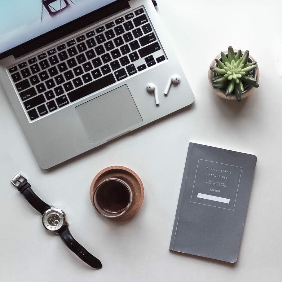 fladlejrfotografering, macbook, kaffefyldt kop, Bestil, armbåndsur, hvid, æble airpods, top, pro, arbejde, notesbog, kaffe, bærbar, saftige, grøn, plante, ur, minimal, holde øje, minimalistisk, nomade, lanse, skitsebog, tidsskrift, computer, teknologi, trådløs teknologi, meddelelse, tastatur, forbindelse, ingen mennesker, studio skud, indendørs, computer tastatur, computerudstyr, bord, mad og drikke, skrivebord, forretning, høj vinkel visning, hvid baggrund, møbel, direkte over, porcelæn, 1080P