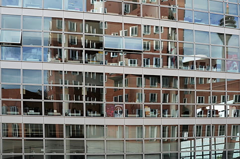 architettura, finestra, mirroring, facciata, costruzione, struttura, Düsseldorf, esterno dell'edificio, moderno, nessuno, giorno, struttura costruita, vetro - materiale, città, riflessione, all'aperto, Inquadratura dal basso, edificio per uffici esterno, fotogramma intero, ufficio, luce del sole, ringhiera, natura, 4K, CC0, dominio pubblico, privo di copyright