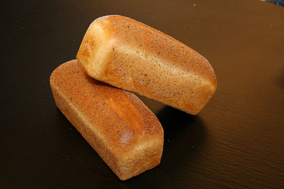 forma el pa, pa, artesania, bonic, cocció, forner, acabat de fer, producció d'aliments, forn, menjar, pa francès, gust, menjar i beguda, natura morta, frescor, taula, marró, a l'interior, primer pla, vista d’angle alt, cap gent, llest per menjar, alimentació saludable, benestar, al forn, tall, llesca de pa, mida de la porció, material de fusta, directament a sobre, esmorzar, berenar, brindis, temptació, pa blanc, 2K