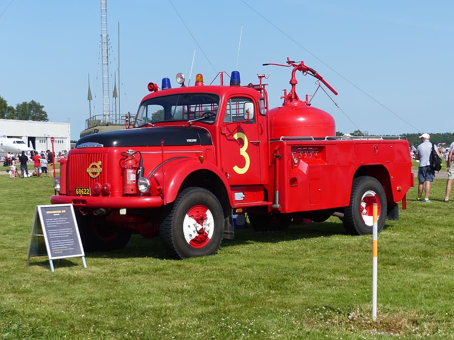 rosso fuoco, rosso, erba, cielo, gente, fuoco, rosso, erba, cielo, persone, giorno, all'aperto, autopompa, nessuno, modo di trasporto, mezzi di trasporto, veicolo terrestre, natura, incidenti e disastri, terra, camion, campo, cielo sereno, persone accessorie, sicurezza, pianta, pompiere, luce del sole, uniforme, 4K