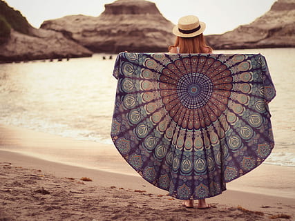 dona, portar, blanc, negre, barret de diumenge, al costat, foto al mar, durant el dia, diumenge negre, barret, mar, foto, platja, sorra, vacances, llocs de viatges, destinacions de viatge, línia de costa, estiu, viatjar, naturalesa, adult, a l'aire lliure, aigua, roba, terra, centrar-se en primer pla, dia, patró, persones reals, tranquil·litat, bellesa a la natura, primer pla, escena tranquil·la, barret per al sol, seguretat, 1080P, CC0, domini públic, lliure de regalies