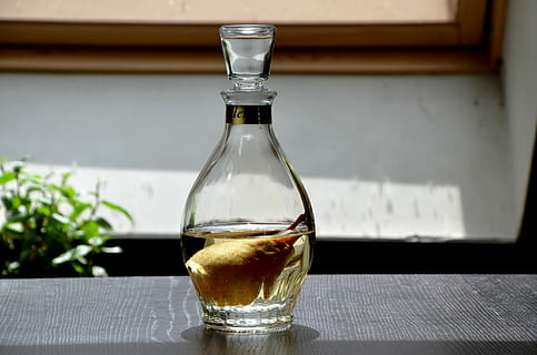 Williams, brandy, pera, fruita, alcohol, esperit, begudes, licor, beure, vidre - material, taula, copa, ampolla, a l'interior, menjar i beguda, vidre, refresc, centrar-se en primer pla, transparent, contenidor, equipament per a la llar, cap gent, frescor, primer pla, natura morta, naturalesa, planta, 4K, CC0, domini públic, lliure de regalies