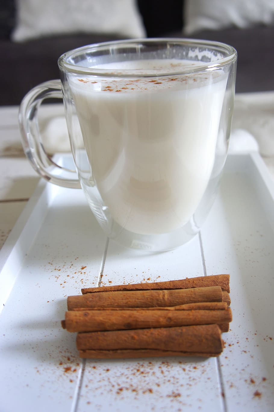 Zimtstangen, neben, Glas, Milch, Getränk, verwischen, Frühstück, Zimt, Nahansicht, Tasse, köstlich, Fokus, heiß, Becher, Zucker, Süss, Tabelle, Essen und Trinken, Erfrischung, Lebensmittel, Kaffee, Frische, drinnen, Stillleben, Kaffee trinken, Kaffeetasse, Plätzchen, Süßes Essen, gebacken, Fokus auf den Vordergrund, keine Leute, Geschirr, Versuchung, 4K