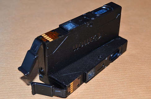 datamaskin, Blekkpatron, teknologi, pc, elektronikk, maskinvare, nærbilde, datatilbehør, kontor, svart farge, innendørs, bord, stilleben, fotografering temaer, ingen folk, kommunikasjon, enkelt objekt, kamera - fotografisk utstyr, høy vinkel visning, fotografisk utstyr, bagasje, fokusere på forgrunnen, forbindelse, tre - materiale, retro stylet, personlig tilbehør, 4K, CC0, offentlig domene, opphavsrett gratis