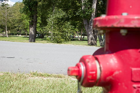 dynamisch, Landschaft, Umgebung, Straße, rot, Park, Pflanze, Feuerhydrant, Tag, keine Leute, Sicherheit, Gras, Baum, Stadt, Unfälle und Katastrophen, Natur, Schutz, draußen, Sonnenlicht, Feuerlöscher, Notfallausrüstung, Nahansicht, 5K, CC0, gemeinfrei, lizenzfrei