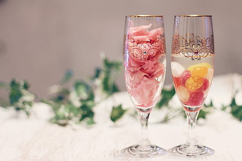 zwei, Glas Champagner Glasdekore, Champagnerglas, Trinkglas, rot, Alkohol, Tabelle, Sommer-, Lebensmittel, Feier, Getränk, Frische, keine Leute, Cocktail, Essen und Trinken, Weinglas, Champagner, Glas, Blume, Pflanze, blühende Pflanze, drinnen, pinke Farbe, Glas - Material, Nahansicht, Haushaltsausstattung, Stillleben, Fokus auf den Vordergrund, Natur, Blütenkopf, Versuchung, Strauß, 1080P, CC0, gemeinfrei, lizenzfrei