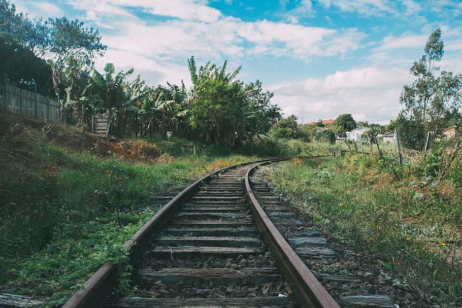 paisatge, núvols, estiu, corba, la llum del dia, herba, orientació, locomotora, a l'aire lliure, ferrocarril, vies del ferrocarril, pedres, pista, tren, vies del tren, transport, sistema de transport, viatjar, arbres, viatge (viatge), vehicle, transport per ferrocarril, planta, cel, arbre, núvol - cel, direcció, el camí a seguir, naturalesa, cap gent, creixement, perspectiva decreixent, dia, terra, medi ambient, color verd, paral·lel, 5K