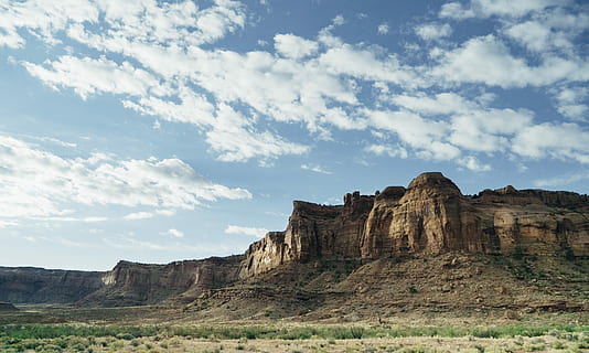 brauner Felsenberg, Grand Canyon, Wolke, Berg, Gebirge, Rock, Sandstein, Erosion, Bergspitze, Felsformation, Himmel, Schmutz, Horizont, Gras, Cliff, Natur, wolke - himmel, Landschaft, Rock - Objekt, solide, Reiseziele, Umgebung, Nicht-städtische Szene, keine Leute, Szenen - Natur, Schönheit in der Natur, Geologie, Land, ruhige Szene, Wüste, Reise, Ruhe, halbtrocken, draußen, erodiert, trockenes Klima, Formation, Klima, 4K, CC0, gemeinfrei, lizenzfrei