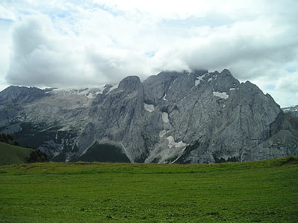 paret nord marmolada, paret de roca, núvols, núvol, dolomites, muntanyes, alpí, Tirol del sud, Itàlia, núvol - cel, bellesa a la natura, cel, paisatge, medi ambient, escenics - natura, muntanya, naturalesa, escena no urbana, escena tranquil·la, herba, planta, tranquil·litat, terra, rock, sòlid, color verd, dia, rock - object, cap gent, a l'aire lliure, cim de muntanya, formació, 1080P, CC0, domini públic, lliure de regalies