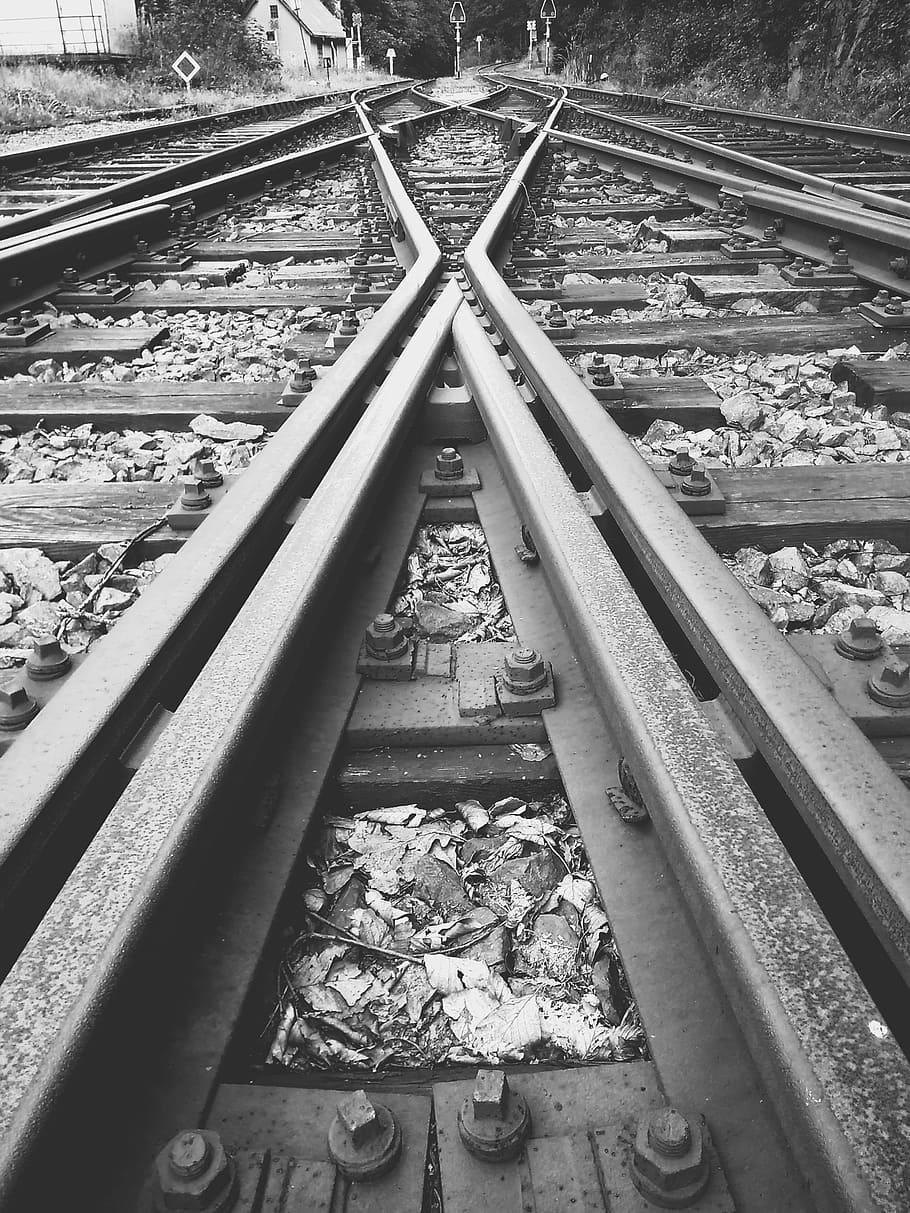 pista, tren, punts, ferrocarril, vincles, ferrocarril, vincles, parada, dubi, Bohèmia, vies del ferrocarril, transport, transport per ferrocarril, cap gent, dia, a l'aire lliure, metall, manera de transport, connexió, transport públic, perspectiva decreixent, direcció, vista d’angle alt, tren - vehicle, viatjar, el camí a seguir, cruïlla, naturalesa, arquitectura, pati de maniobra, 2K