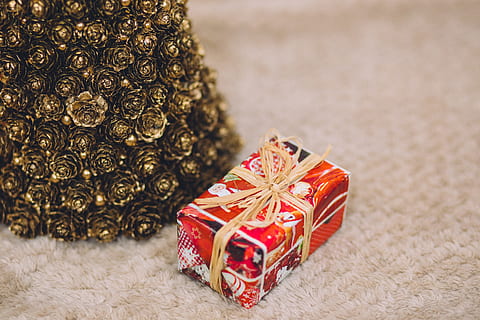 Kiefer, Kegel, Weihnachten, Baum, Ornament, Dekoration, Geschenk, Teppich, Feier, Urlaub, Band, Weihnachtsgeschenk, Box, Kasten - Behälter, Band - Nähartikel, Geschenkbox, drinnen, Container, gebundener Bogen, Bogen, Nahansicht, keine Leute, Stillleben, Papier-, Geschenkpapier, aufwendig, kleine Gruppe von Objekten, Luxus, 5K, CC0, gemeinfrei, lizenzfrei