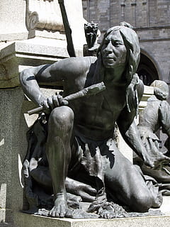 Statue, Mann, halten, Mitarbeiter, Monument, Stein, Zahlen, amerikanischer Ureinwohner, indisch, amerikanisch, Struktur, historisch, alt, Symbol, szenisch, Wahrzeichen, Erbe, Tourist, Besichtigung, Kunst und Handwerk, Skulptur, Darstellung, Kreativität, menschliche Darstellung, Kunst, die Architektur, keine Leute, männliche Ähnlichkeit, Tag, die Vergangenheit, Geschichte, Schnitzen - Handwerksprodukt, draußen, gebaute Struktur, Sonnenlicht, Denkmal, Nahansicht, 2K, CC0, gemeinfrei, lizenzfrei