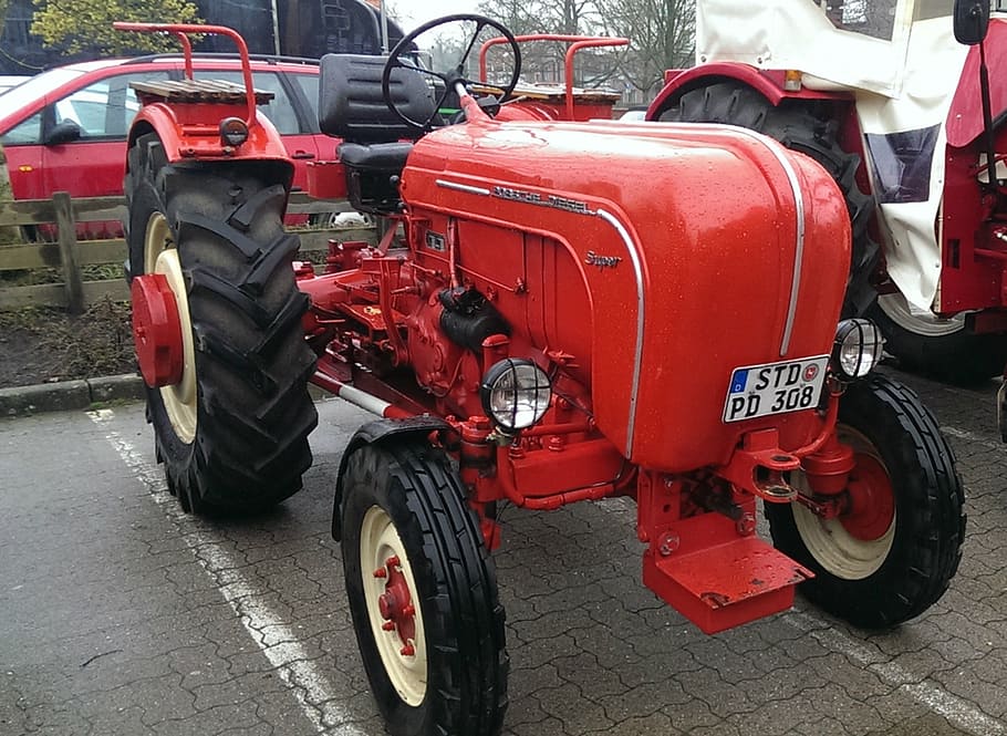 tractor, oldtimer, porsche, super, remolcador, vermell, manera de transport, transport, vehicle terrestre, dia, estacionari, ciutat, carrer, roda, a l'aire lliure, cap gent, aparcament, automòbil, cotxe, equipament agrícola, accidents i desastres, camió, pneumàtic, maquinària agrícola, 1080P