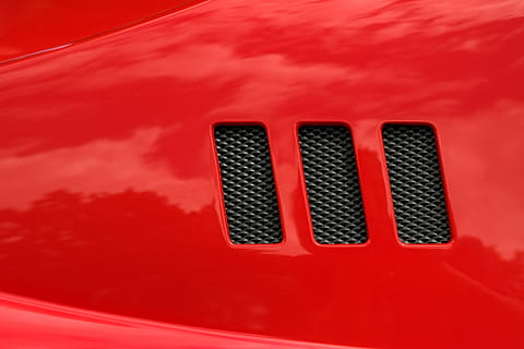 rotes Fahrzeug, rot, Auto, entlüften, Motor, Reflexion, Automobil, ferrari, Mesh, Öffnung, einfach, Einfachheit, minimalistisch, Minimalismus, minimal, Design, keine Leute, Transport, Kraftfahrzeug, Transportmittel, Nahansicht, Technologie, drinnen, Muster, Kommunikation, einzelnes Objekt, Hintergründe, extreme Nahaufnahme, abstrakt, texturiert, Landfahrzeug, High Angle View, Luxus, 5K, CC0, gemeinfrei, lizenzfrei